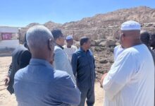 في تحرك لافت يعكس تغييراً في فلسفة العمل المصرفي، نقل بنك أمدرمان الوطني نشاطه من قاعات الاجتماعات إلى مواقع الإنتاج، حيث أجرى مديره العام البروفيسور عبدالمنعم محمد الطيب جولة ميدانية شملت أسواق التعدين في دارمالي وسوق العبيدية بولاية نهر النيل.