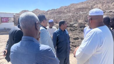 في تحرك لافت يعكس تغييراً في فلسفة العمل المصرفي، نقل بنك أمدرمان الوطني نشاطه من قاعات الاجتماعات إلى مواقع الإنتاج، حيث أجرى مديره العام البروفيسور عبدالمنعم محمد الطيب جولة ميدانية شملت أسواق التعدين في دارمالي وسوق العبيدية بولاية نهر النيل.