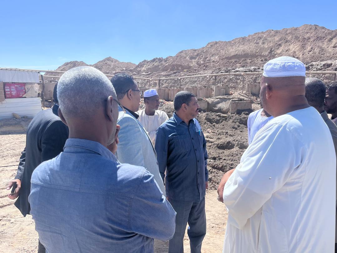 في تحرك لافت يعكس تغييراً في فلسفة العمل المصرفي، نقل بنك أمدرمان الوطني نشاطه من قاعات الاجتماعات إلى مواقع الإنتاج، حيث أجرى مديره العام البروفيسور عبدالمنعم محمد الطيب جولة ميدانية شملت أسواق التعدين في دارمالي وسوق العبيدية بولاية نهر النيل.