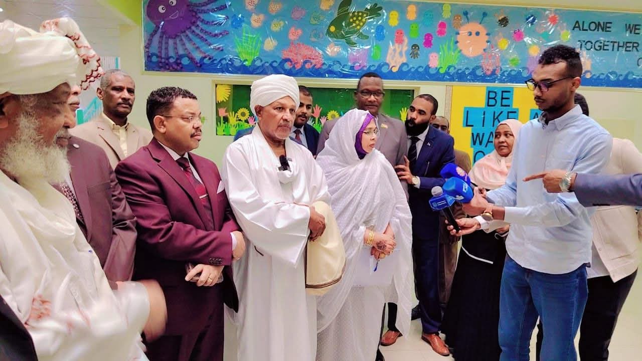 شهدت العاصمة السعودية الرياض ومدينة الدمام، اليوم الإثنين، انطلاق امتحانات الشهادة الثانوية السودانية للعام 2026، وسط مشاركة تجاوزت خمسة آلاف طالب وطالبة في المركزين. وبحسب ما أفادت به وكالة السودان للأنباء (سونا)، أشرفت السفارة السودانية بالمملكة العربية السعودية على ترتيبات التسجيل والجلوس للامتحانات في مركزي الرياض والدمام، بالتنسيق مع وزارة التربية والتعليم.