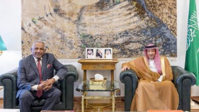 استقبل نائب وزير الخارجية السعودي وليد الخريجي، اليوم الخميس في العاصمة الرياض، سفير جمهورية السودان لدى المملكة دفع الله الحاج علي، حيث جرى خلال اللقاء استعراض مستجدات الأوضاع الراهنة في السودان، وبحث الجهود المبذولة للتعامل معها، وفق ما أفادت به مصادر رسمية.