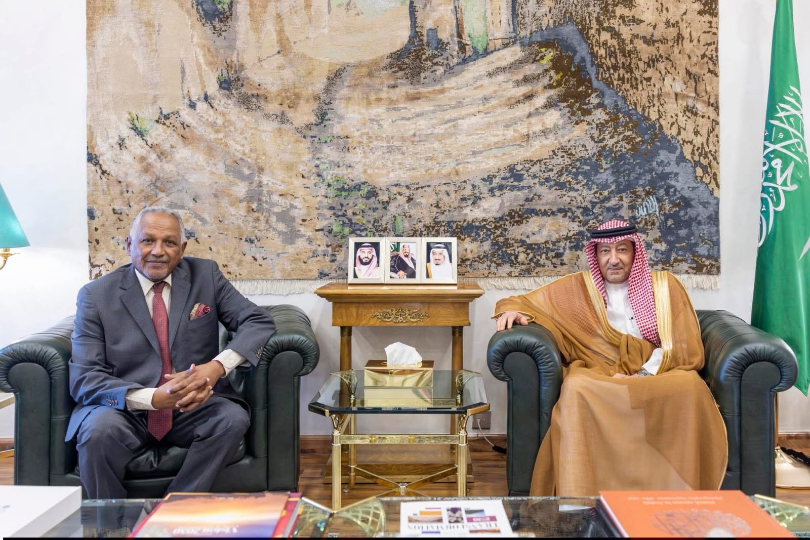 استقبل نائب وزير الخارجية السعودي وليد الخريجي، اليوم الخميس في العاصمة الرياض، سفير جمهورية السودان لدى المملكة دفع الله الحاج علي، حيث جرى خلال اللقاء استعراض مستجدات الأوضاع الراهنة في السودان، وبحث الجهود المبذولة للتعامل معها، وفق ما أفادت به مصادر رسمية.