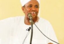 أعلن الداعية السلفي موسى البدري تراجعه واعتذاره عن تصريحات أثارت جدلاً واسعاً خلال الأيام الماضية، بعد موجة انتقادات حادة وصدور بيان رسمي من مجمع الفقه الإسلامي السوداني يدين ما وصفه بـ"الإساءة لقدسية القرآن الكريم".