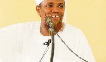 أعلن الداعية السلفي موسى البدري تراجعه واعتذاره عن تصريحات أثارت جدلاً واسعاً خلال الأيام الماضية، بعد موجة انتقادات حادة وصدور بيان رسمي من مجمع الفقه الإسلامي السوداني يدين ما وصفه بـ"الإساءة لقدسية القرآن الكريم".