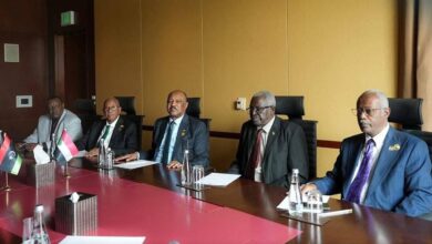 في خطوة تعكس تقارباً أمنياً وسياسياً متزايداً، عقد وزيرا خارجية السودان وليبيا الأثنين  جلسة مباحثات موسعة في العاصمة طرابلس، ركزت على مواجهة التحديات الوجودية ومحاولات "زعزعة الاستقرار" التي تواجه البلدين