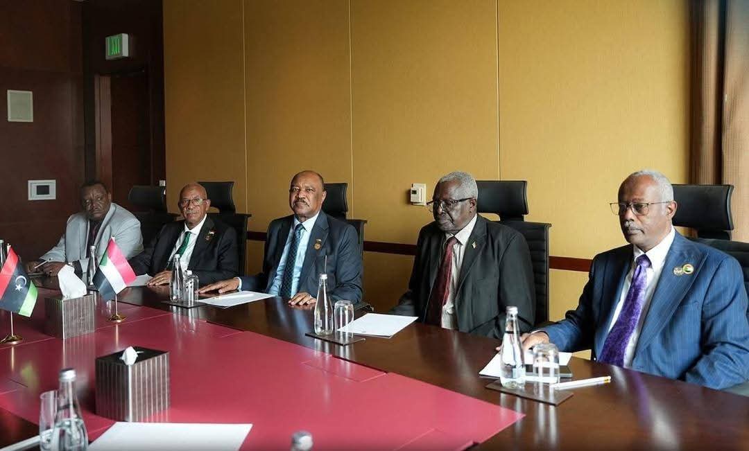 في خطوة تعكس تقارباً أمنياً وسياسياً متزايداً، عقد وزيرا خارجية السودان وليبيا الأثنين  جلسة مباحثات موسعة في العاصمة طرابلس، ركزت على مواجهة التحديات الوجودية ومحاولات "زعزعة الاستقرار" التي تواجه البلدين