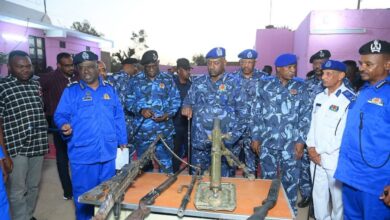 أشاد المدير العام لقوات الشرطة، الفريق أول شرطة حقوقي أمير عبد المنعم فضل، بالإنجازات الأمنية التي حققتها إدارة مباحث ولاية كسلا، وذلك عقب تنفيذ عمليات نوعية أسفرت عن ضبط أسلحة وذخائر وأجهزة «ستارلينك»، إلى جانب عربات تُستخدم في تهريب البشر.