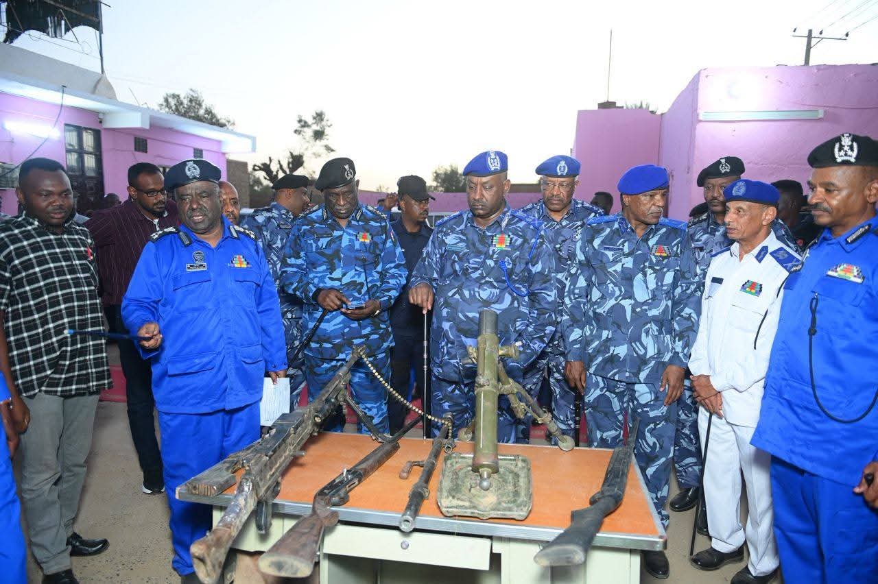 أشاد المدير العام لقوات الشرطة، الفريق أول شرطة حقوقي أمير عبد المنعم فضل، بالإنجازات الأمنية التي حققتها إدارة مباحث ولاية كسلا، وذلك عقب تنفيذ عمليات نوعية أسفرت عن ضبط أسلحة وذخائر وأجهزة «ستارلينك»، إلى جانب عربات تُستخدم في تهريب البشر.