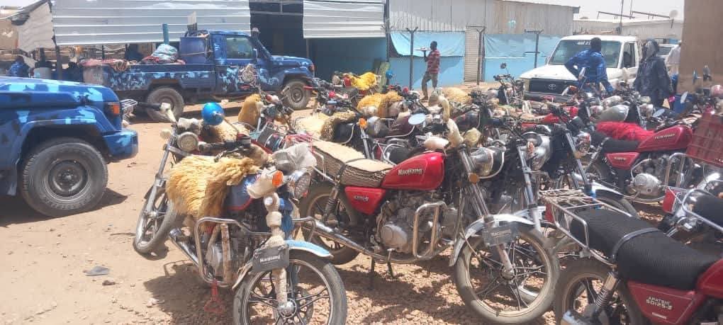 نفذت قوات الطوارئ والعمليات بشرطة محلية هيا، شرقي السودان، اليوم الأربعاء حملة أمنية مشتركة واسعة استهدفت سوق وادي العشار، المعروف محليًا بـ"سوق كولمبيا"، في إطار جهود السلطات لمكافحة الظواهر السالبة وتعزيز الأمن والاستقرار.