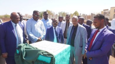 في خطوة تحمل دلالات تتجاوز الطابع الخدمي، وضع وزير العدل د. عبد الله درف حجر الأساس لمباني إدارة التسجيلات التجارية وسكن المستشارين بولاية القضارف، في مؤشر جديد على توجه الدولة لتعزيز البنية القانونية بالمؤسسات العدلية في الولايات.