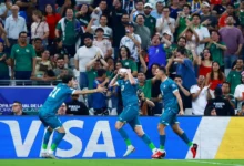 عاد المنتخب العراقي إلى نهائيات كأس العالم لكرة القدم بعد غياب دام 40 عاماً، إثر فوزه المثير 2-1 على نظيره البوليفي، اليوم الأربعاء، في نهائي الملحق العالمي، ليحجز آخر بطاقات التأهل إلى مونديال 2026.  