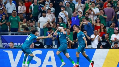 عاد المنتخب العراقي إلى نهائيات كأس العالم لكرة القدم بعد غياب دام 40 عاماً، إثر فوزه المثير 2-1 على نظيره البوليفي، اليوم الأربعاء، في نهائي الملحق العالمي، ليحجز آخر بطاقات التأهل إلى مونديال 2026.  