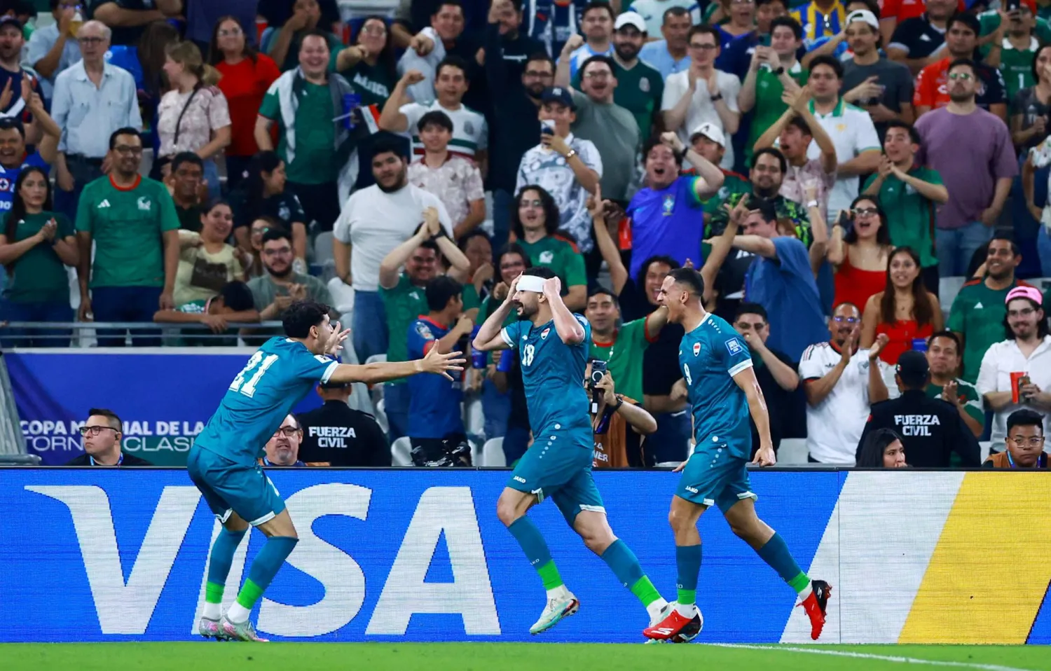 عاد المنتخب العراقي إلى نهائيات كأس العالم لكرة القدم بعد غياب دام 40 عاماً، إثر فوزه المثير 2-1 على نظيره البوليفي، اليوم الأربعاء، في نهائي الملحق العالمي، ليحجز آخر بطاقات التأهل إلى مونديال 2026.  