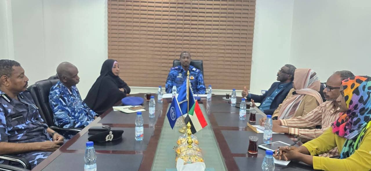 في خطوة جديدة لمعالجة أوضاع الأشخاص "ساقطي القيد"، التقى اللواء شرطة حقوقي/ تاج الدين حبيب الله عبد المالك، مدير الإدارة العامة للسجل المدني، بوفد القمسيون الطبي، لبحث آليات فنية وإجرائية لتقدير أعمار غير المسجلين في السجل المدني