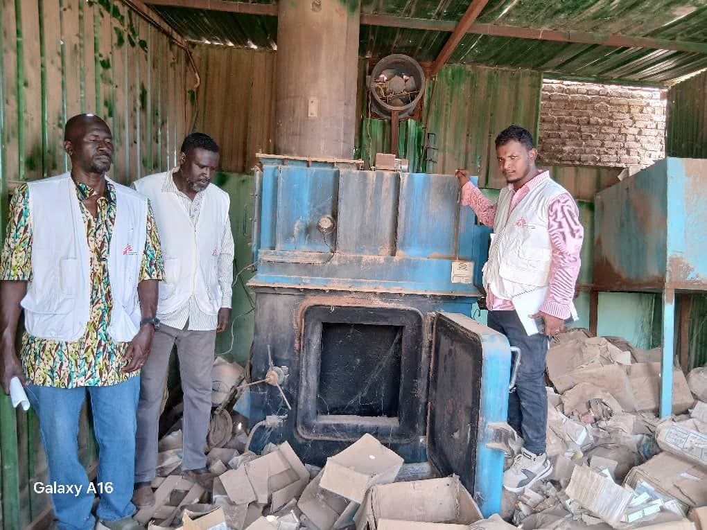 زار وفد هندسي من منظمة أطباء بلا حدود، اليوم الاثنين، صندوق الدواء الدائري بولاية الخرطوم، للوقوف ميدانيًا على حجم الأضرار التي لحقت بمحرقة النفايات الطبية، عقب أعمال تخريب طالت المنشأة خلال الفترة الماضية.