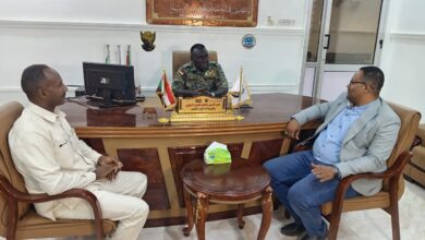 بحث والي ولاية النيل الأبيض الفريق الركن قمر الدين محمد فضل المولى، خلال اجتماع مشترك بمكتبه بأمانة الحكومة في ربك، ترتيبات إعادة تشغيل مصانع النسيج المتوقفة بسبب الحرب، وإعادتها إلى دائرة الإنتاج، وذلك بحضور المستشار الاقتصادي للوالي الدكتور مصطفى الجاك، ومفوض الاستثمار بالولاية الأستاذ عبدالله إسماعيل، إلى جانب إدارة الشركة السودانية لمصانع النسيج.