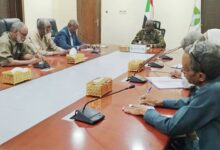 كد والي ولاية الخرطوم، أحمد عثمان حمزة، أن تحسين أوضاع المعلمين وحل مشكلاتهم يمثل أولوية قصوى للحكومة، مشيراً إلى أن الاستقرار الوظيفي للمعلمين جزء أساسي من جهود تعزيز العملية التعليمية بالولاية