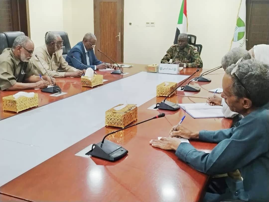 كد والي ولاية الخرطوم، أحمد عثمان حمزة، أن تحسين أوضاع المعلمين وحل مشكلاتهم يمثل أولوية قصوى للحكومة، مشيراً إلى أن الاستقرار الوظيفي للمعلمين جزء أساسي من جهود تعزيز العملية التعليمية بالولاية