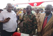 في جولة ميدانية استهدفت متابعة الخدمات الأساسية المرتبطة بمعاش المواطنين، وقف والي ولاية الخرطوم،  أحمد عثمان، على أوضاع توفر الوقود والخبز، وأصدر جملة من التوجيهات الرامية إلى تنظيم الإمداد وضمان انسياب السلع الاستراتيجية