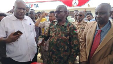 في جولة ميدانية استهدفت متابعة الخدمات الأساسية المرتبطة بمعاش المواطنين، وقف والي ولاية الخرطوم،  أحمد عثمان، على أوضاع توفر الوقود والخبز، وأصدر جملة من التوجيهات الرامية إلى تنظيم الإمداد وضمان انسياب السلع الاستراتيجية