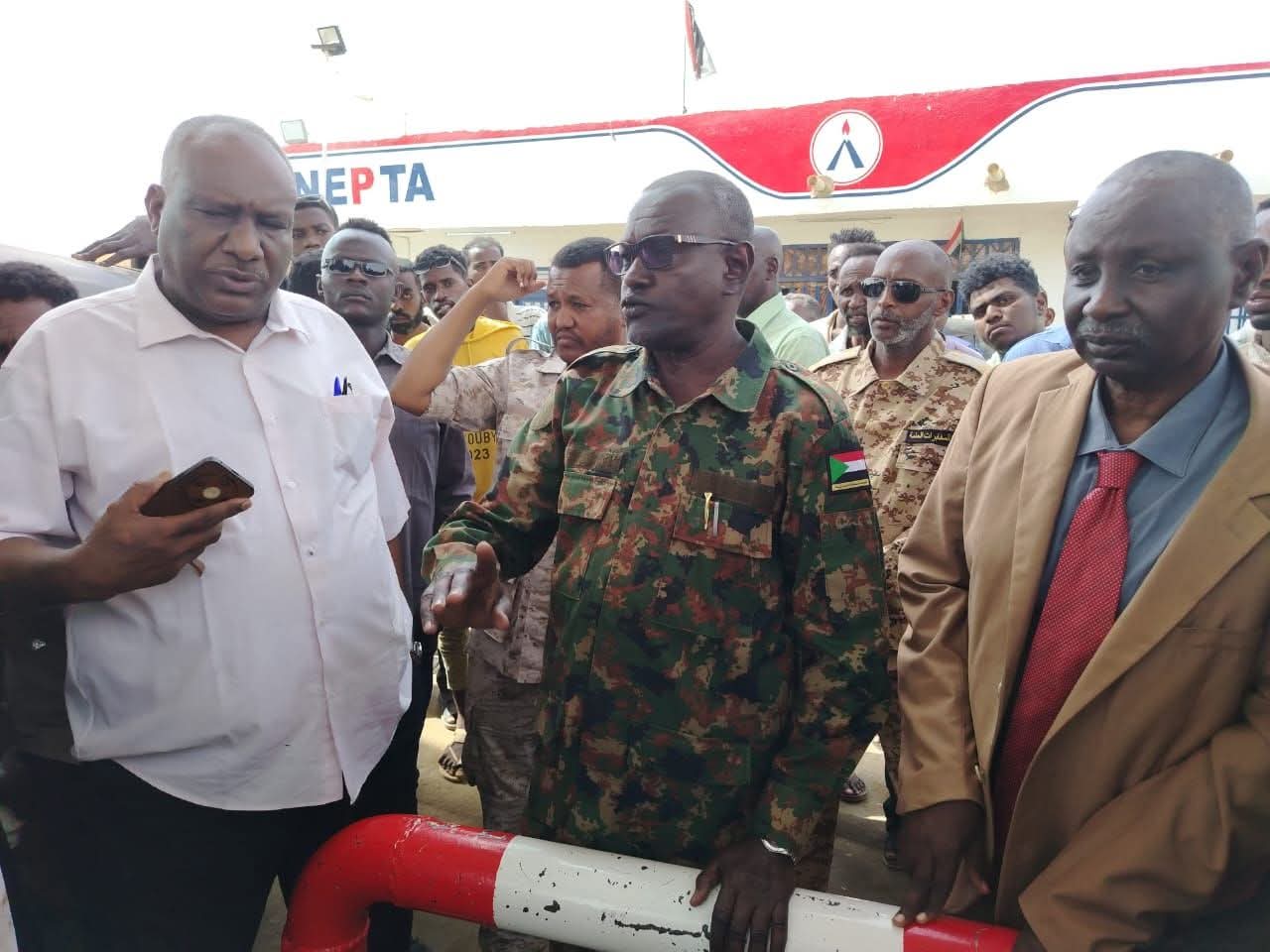 في جولة ميدانية استهدفت متابعة الخدمات الأساسية المرتبطة بمعاش المواطنين، وقف والي ولاية الخرطوم،  أحمد عثمان، على أوضاع توفر الوقود والخبز، وأصدر جملة من التوجيهات الرامية إلى تنظيم الإمداد وضمان انسياب السلع الاستراتيجية