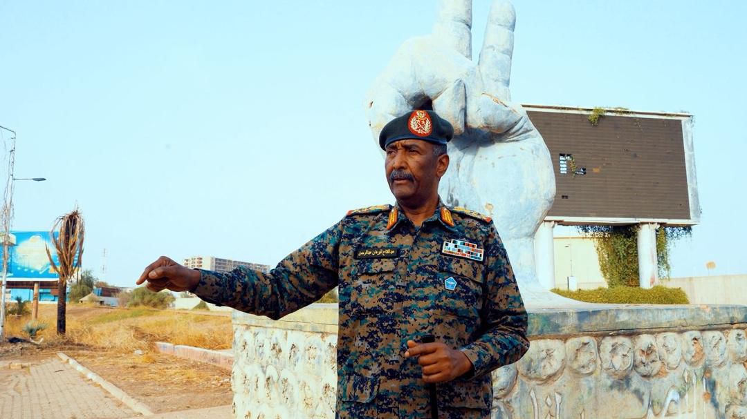 بمناسبة الذكرى المجيدة ليوم السادس من أبريل، وجّه رئيس مجلس السيادة القائد العام للقوات المسلحة، الفريق أول الركن عبد الفتاح البرهان، تحية وتقدير للشعب السوداني ولرجال القوات المسلحة، مستذكراً المحطات التاريخية التي جمعت الطرفين في خندق واحد، وأبرزها دعم القوات المسلحة لمطالب الشعب في ثورتي 1985 و2019، ومساندتها للمعركة الراهنة ضد التمرد في معركة الكرامة.