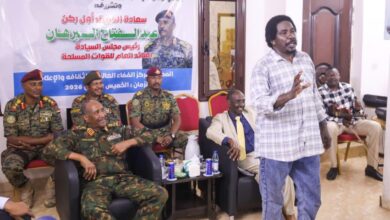 أشاد رئيس مجلس السيادة الانتقالي والقائد العام للقوات المسلحة، الفريق أول ركن عبد الفتاح البرهان، بالدور الذي يضطلع به الفنانون والمبدعون وأهل الدراما، إلى جانب الصحفيين، في دعم وإسناد  "معركة الكرامة"، معتبرًا أن الفن والكلمة يمثلان جبهة أساسية في الدفاع عن كيان الدولة