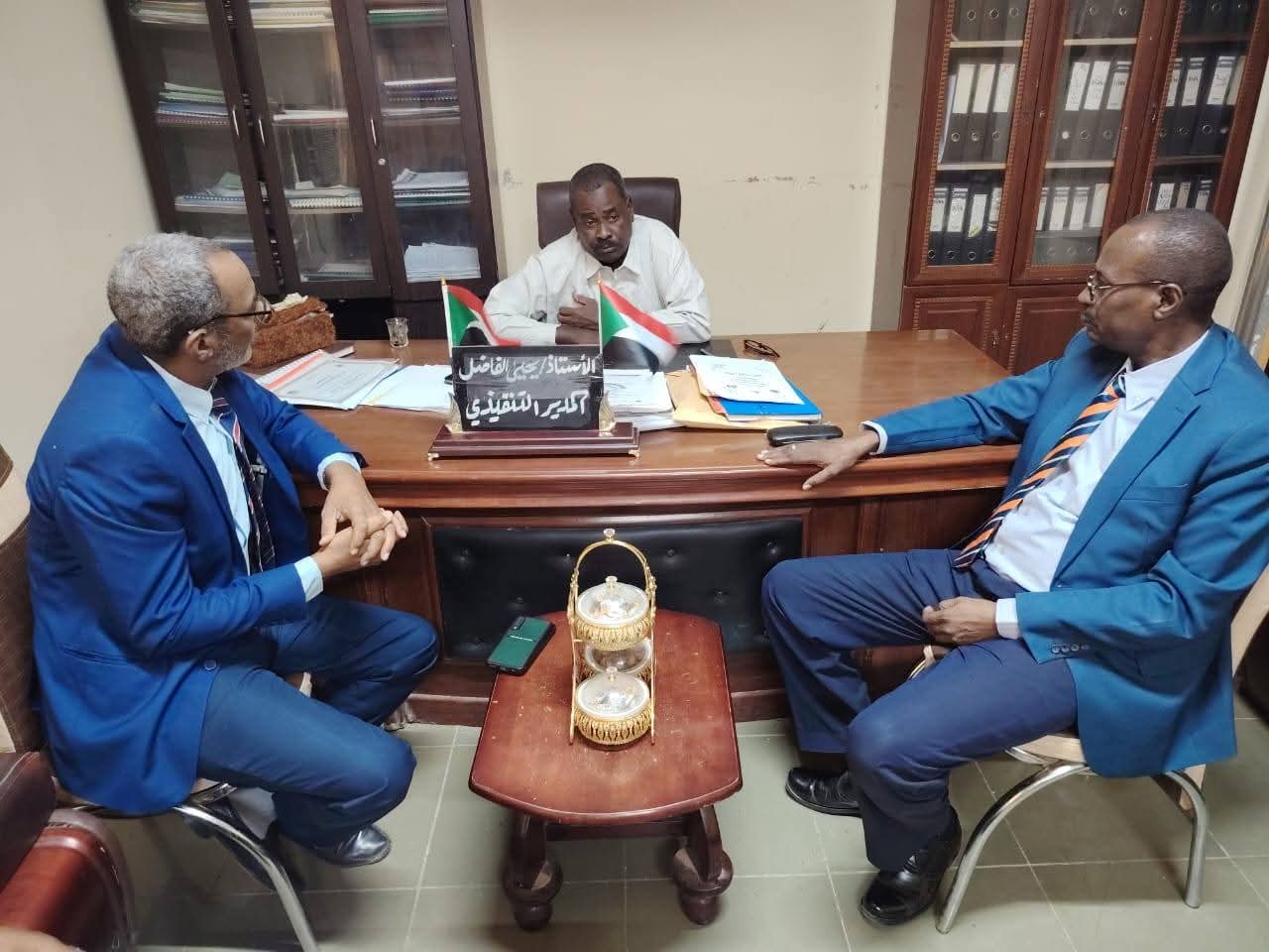 في خطوة قد تعيد رسم المشهد المصرفي بمحلية الجبلين بولاية النيل الأبيض، بحثت السلطات المحلية مع إدارة بنك النيل فرع ربك إمكانية فتح نافذة مصرفية مؤقتة لتغيير العملة، بالتزامن مع حملة الاستبدال الجارية منذ منتصف الشهر.