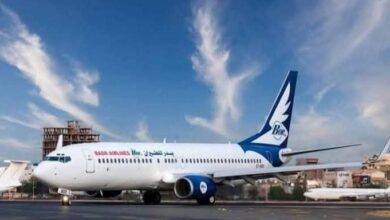 في مشهدٍ تختلط فيه المهنية بالإنسانية، تحوّلت رحلة جوية اعتيادية إلى قصة إنقاذ تُروى، بعدما نجح طاقم طائرة تابعة لشركة بدر للطيران في التعامل مع حالة صحية حرجة لإحدى الراكبات، على ارتفاع آلاف الأقدام بين بورتسودان والقاهرة.