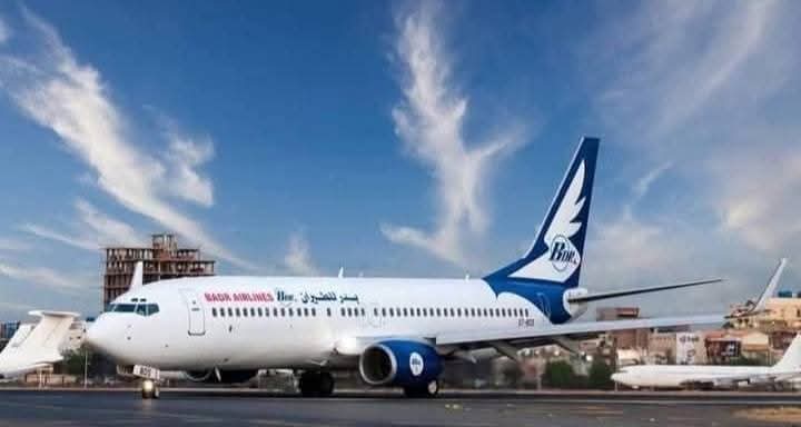 في مشهدٍ تختلط فيه المهنية بالإنسانية، تحوّلت رحلة جوية اعتيادية إلى قصة إنقاذ تُروى، بعدما نجح طاقم طائرة تابعة لشركة بدر للطيران في التعامل مع حالة صحية حرجة لإحدى الراكبات، على ارتفاع آلاف الأقدام بين بورتسودان والقاهرة.