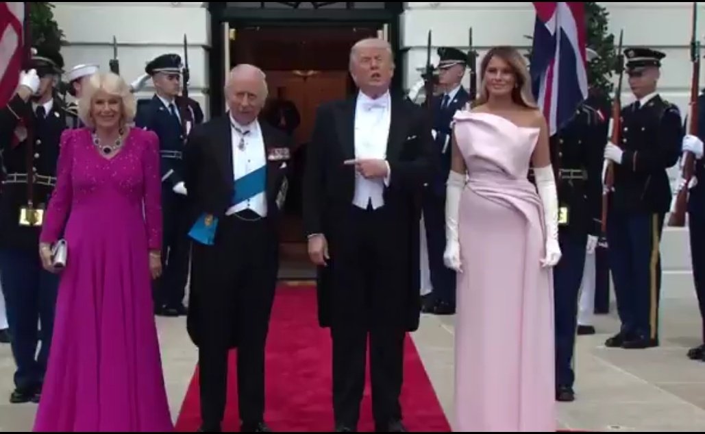 لم تكن زيارة الملك تشارلز الثالث إلى الولايات المتحدة مجرد جولة دبلوماسية تقليدية؛ بل كانت عرضاً مسرحياً دقيقاً نسجت خيوطه التناقضات الأمريكية الراهنة، ومزجت بين الوقار الملكي والسخرية التاريخية في جرعة واحدة. في قاعة استقبلت ملكاً بريطانياً بحفاوة تناقض خطابات "لا للملوك" التي رفعها محتجون قبل أشهر فقط، نجح تشارلز في تحويل التوتر السياسي إلى فكاهة ذكية، مستخدماً التاريخ كأقوى أسلحته الناعمة.