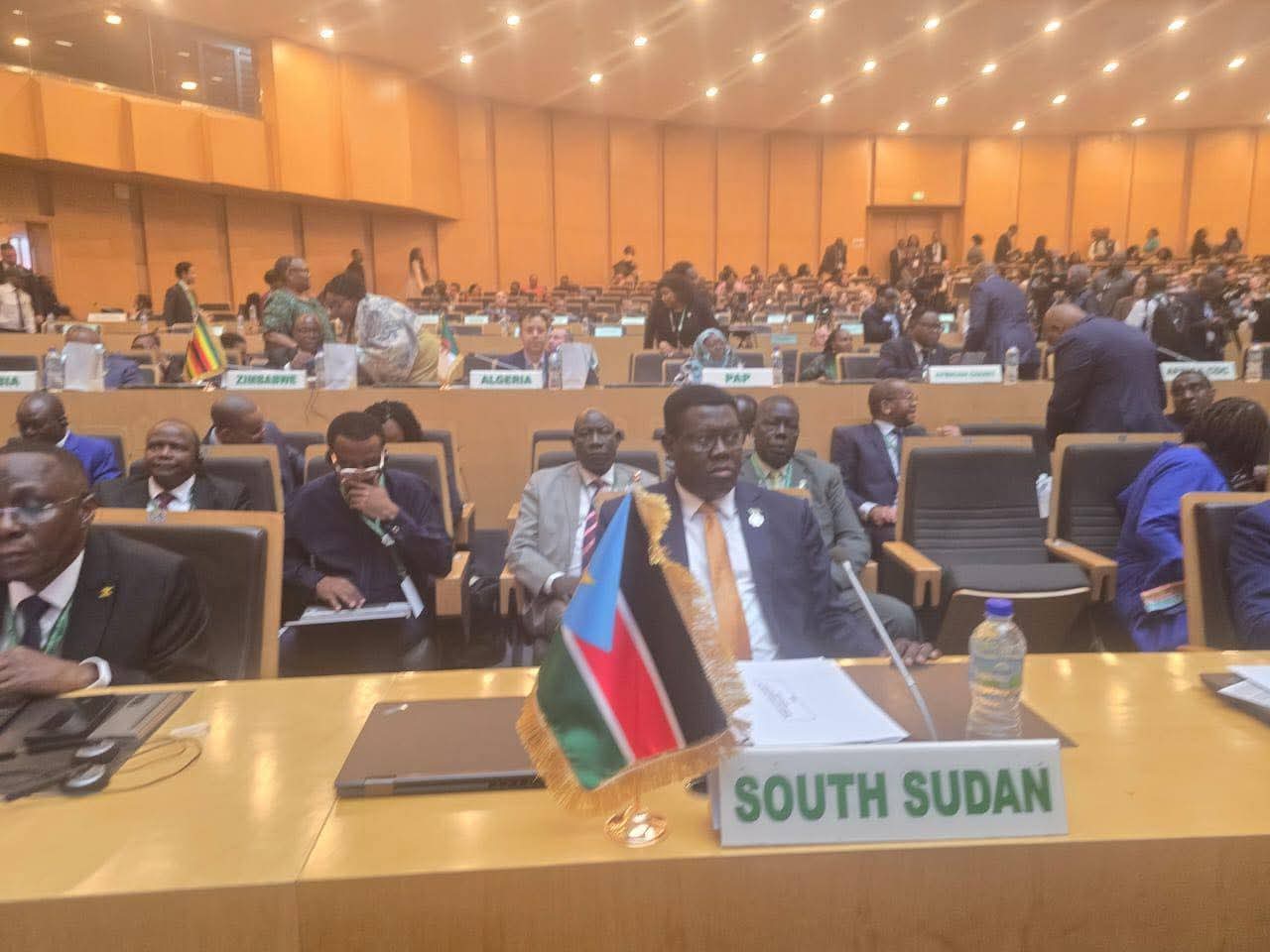 غادر وزير الخارجية والتعاون الدولي، السفير ماندي سيمايا كومبا، العاصمة السعودية الرياض متوجهاً إلى النمسا للمشاركة في منتدى فيينا الدولي للطاقة والكهرباء، قبل أن يتوجه إلى ألمانيا