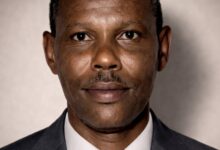 هو خضر بشير أحمد الخضر رحمة الله أحمد الجعلي، وُلد في شمبات بالخرطوم بحري عام 1914م، وتنحدر أسرته من مدينة المتمة، حيث تشكّلت البدايات الأولى لامتدادٍ اجتماعي وثقافي ظلّ يحمله في ملامحه وصوته ومساره. ن