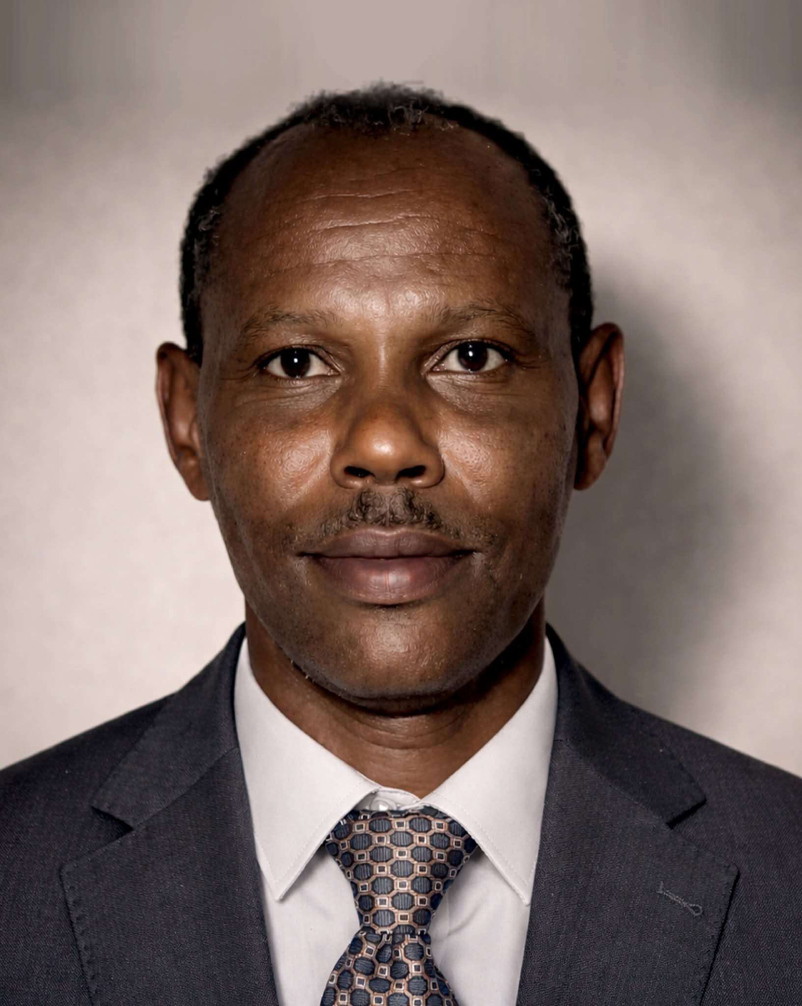 هو خضر بشير أحمد الخضر رحمة الله أحمد الجعلي، وُلد في شمبات بالخرطوم بحري عام 1914م، وتنحدر أسرته من مدينة المتمة، حيث تشكّلت البدايات الأولى لامتدادٍ اجتماعي وثقافي ظلّ يحمله في ملامحه وصوته ومساره. ن