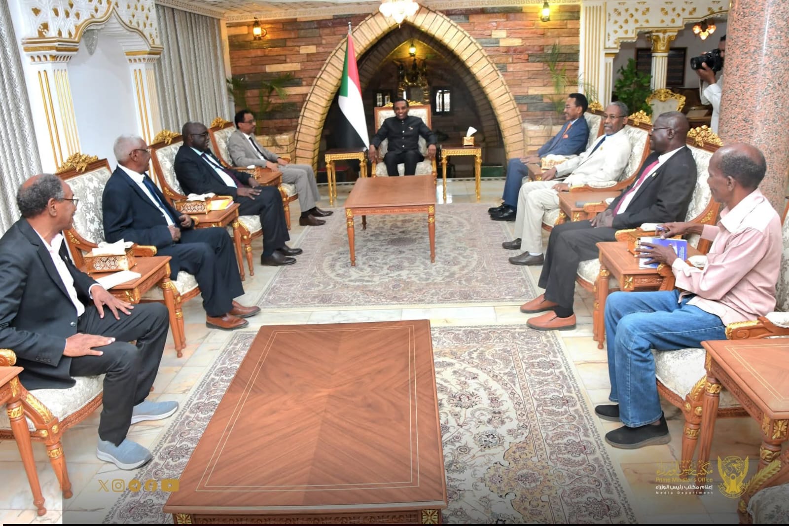 بحث رئيس الوزراء السوداني، الدكتور كامل إدريس، يوم الخميس، مع وفد من الأكاديميين والمفكرين والمثقفين السودانيين، رؤية استراتيجية للنهوض بالبلاد تمتد للفترة من 2026 إلى 2076، وذلك بحضور وزير التعليم العالي والبحث العلمي.