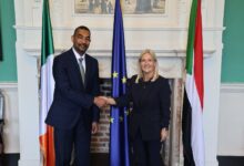 التقى القائم بالأعمال بسفارة جمهورية السودان لدى جمهورية أيرلندا، عمر أحمد محمد، اليوم السبت، برئيسة البرلمان الأيرلندي فيرونا ميرفي، حيث قدّم تنويراً شاملاً حول تطورات الأوضاع في السودان، وما يمر به الشعب السوداني من تحديات وانتهاكات نتيجة الحرب الدائرة، بحسب ما أوردته السفارة.