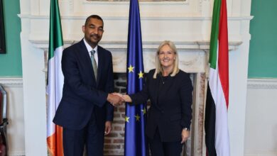 التقى القائم بالأعمال بسفارة جمهورية السودان لدى جمهورية أيرلندا، عمر أحمد محمد، اليوم السبت، برئيسة البرلمان الأيرلندي فيرونا ميرفي، حيث قدّم تنويراً شاملاً حول تطورات الأوضاع في السودان، وما يمر به الشعب السوداني من تحديات وانتهاكات نتيجة الحرب الدائرة، بحسب ما أوردته السفارة.