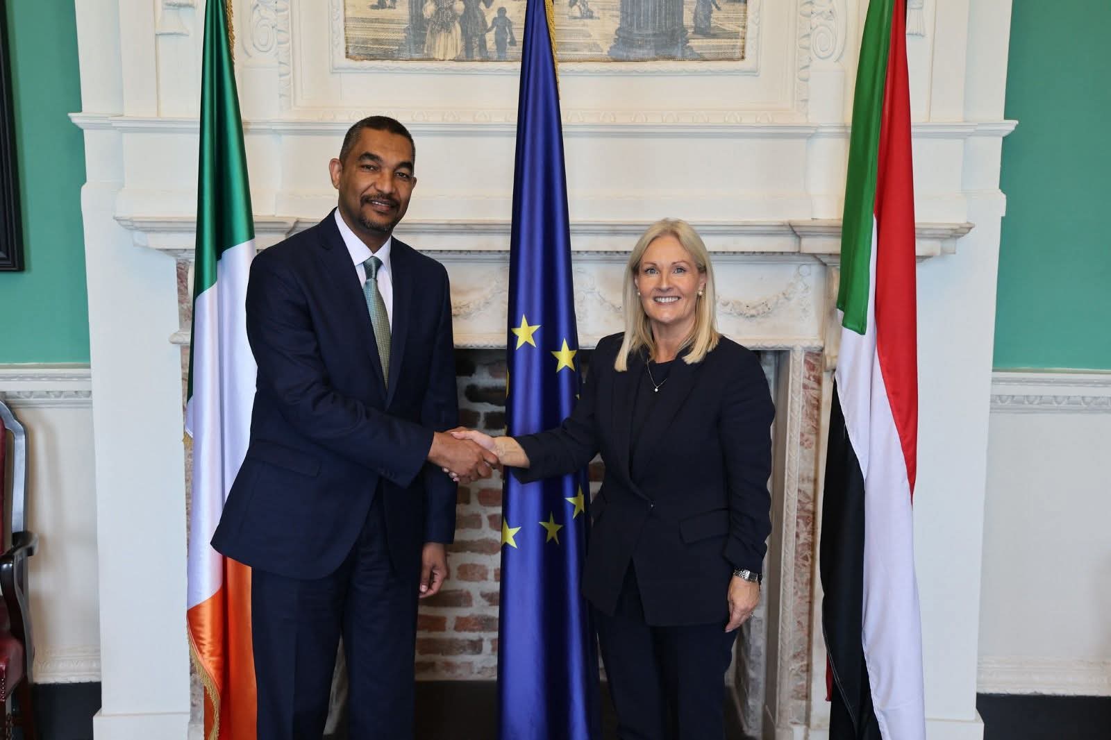 التقى القائم بالأعمال بسفارة جمهورية السودان لدى جمهورية أيرلندا، عمر أحمد محمد، اليوم السبت، برئيسة البرلمان الأيرلندي فيرونا ميرفي، حيث قدّم تنويراً شاملاً حول تطورات الأوضاع في السودان، وما يمر به الشعب السوداني من تحديات وانتهاكات نتيجة الحرب الدائرة، بحسب ما أوردته السفارة.