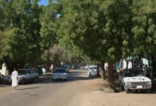 أدانت لجان مقاومة مدينة دنقلا بالولاية الشمالية ما وصفته بـ”ممارسات مهينة” طالت عدداً من الشباب، بعد تقارير أفادت بقيام جهات غير معلنة باستيقاف شباب في الشوارع وحلاقة رؤوسهم قسراً في أماكن عامة، وسط إساءات لفظية، في واقعة أثارت جدلاً واسعاً في المدينة.