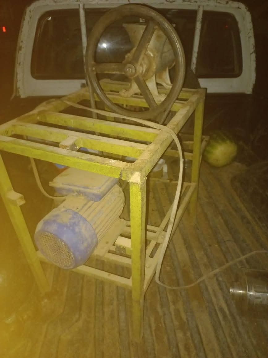 دنقلا ـ   النورس نيوز   ـ في واحدة من أخطر الضبطيات الغذائية بالولاية الشمالية، كشفت الخلية الأمنية عن “مصنع موت” غير مرخص كان يضخ لحوماً فاسدة إلى أسواق دنقلا تحت أسماء مصانع معروفة.