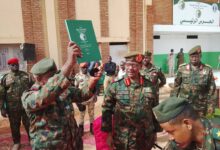 في خطوة تحمل دلالات عسكرية مهمة، شهدت قيادة الفرقة الأولى مشاه بمدينة مدني، صباح اليوم الاثنين، مراسم تسليم وتسلم القيادة بين اللواء الركن عوض الكريم علي سعيد، القائد السابق، واللواء الركن عادل عبد الله محمد، الذي تسلم مهامه قائداً جديداً للفرقة.