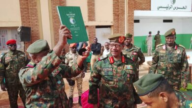 في خطوة تحمل دلالات عسكرية مهمة، شهدت قيادة الفرقة الأولى مشاه بمدينة مدني، صباح اليوم الاثنين، مراسم تسليم وتسلم القيادة بين اللواء الركن عوض الكريم علي سعيد، القائد السابق، واللواء الركن عادل عبد الله محمد، الذي تسلم مهامه قائداً جديداً للفرقة.