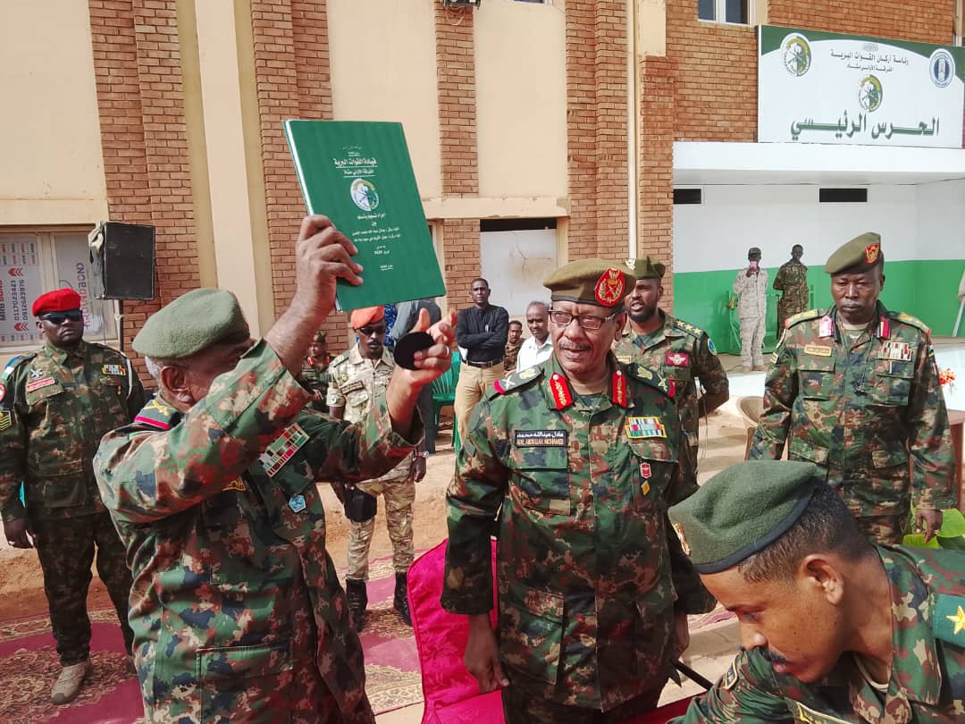 في خطوة تحمل دلالات عسكرية مهمة، شهدت قيادة الفرقة الأولى مشاه بمدينة مدني، صباح اليوم الاثنين، مراسم تسليم وتسلم القيادة بين اللواء الركن عوض الكريم علي سعيد، القائد السابق، واللواء الركن عادل عبد الله محمد، الذي تسلم مهامه قائداً جديداً للفرقة.