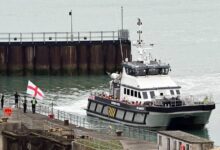 في تطور جديد لملف الهجرة غير الشرعية الذي يؤرق لندن، أعلنت السلطات البريطانية اعتقال شاب سوداني يبلغ من العمر 27 عاماً، للاشتباه في تورطه في حادثة غرق مأساوية أودت بحياة أربعة مهاجرين أثناء محاولتهم عبور القنال الإنجليزي.