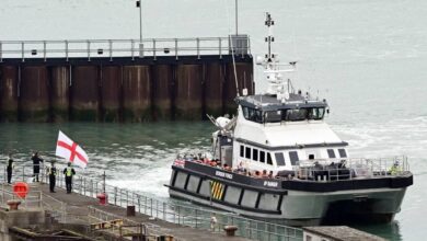 في تطور جديد لملف الهجرة غير الشرعية الذي يؤرق لندن، أعلنت السلطات البريطانية اعتقال شاب سوداني يبلغ من العمر 27 عاماً، للاشتباه في تورطه في حادثة غرق مأساوية أودت بحياة أربعة مهاجرين أثناء محاولتهم عبور القنال الإنجليزي.