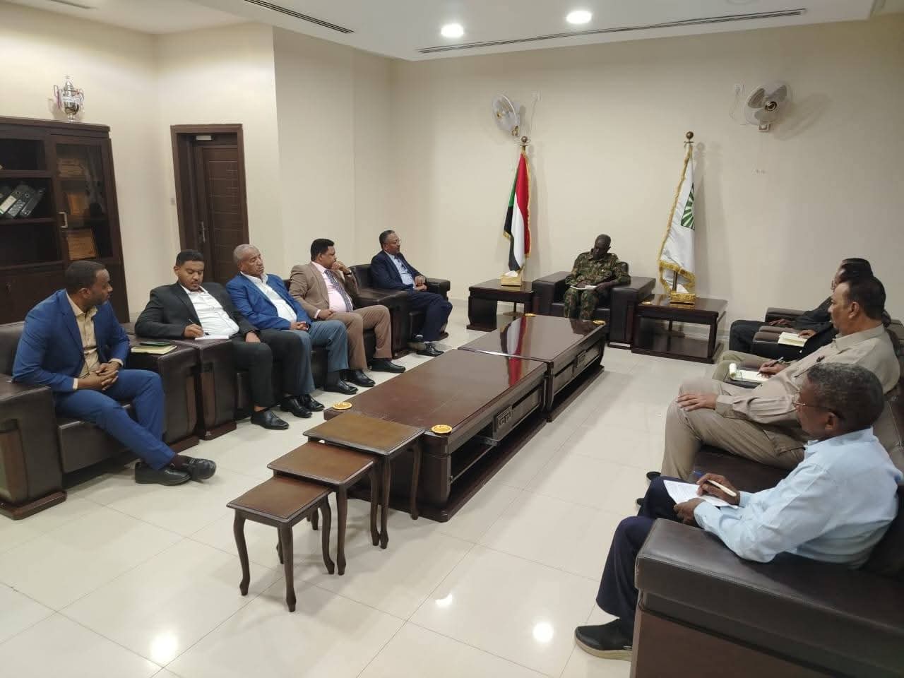 في خطوة وُصفت بأنها قد تعيد تشكيل ملامح عدد من المواقع الحيوية بالعاصمة، رحّب والي الخرطوم أحمد عثمان حمزة بمبادرة مجموعة زادنا للدخول في شراكات تنموية وخدمية واسعة داخل الولاية، تشمل تطوير البنية التحتية وإعادة تأهيل مواقع استراتيجية.