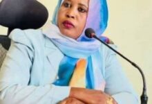 قالت مصادر محلية إن منزل أسرة الصحفية السودانية زمزم خاطر في مدينة كتم بولاية شمال دارفور تعرّض لاقتحام مسلح، تخلله ترويع للنساء والأطفال ونهب للممتلكات، قبل أن يتم اقتيادها هي وأفراد من أسرتها إلى جهة غير معلومة.