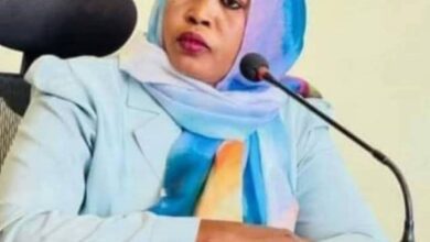 قالت مصادر محلية إن منزل أسرة الصحفية السودانية زمزم خاطر في مدينة كتم بولاية شمال دارفور تعرّض لاقتحام مسلح، تخلله ترويع للنساء والأطفال ونهب للممتلكات، قبل أن يتم اقتيادها هي وأفراد من أسرتها إلى جهة غير معلومة.