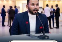 في خطوة لافتة تعكس تحولات داخل البنية الإعلامية لاتحاد شباب السودان، أصدر رئيس الاتحاد د. علي الهادي بابكر القرار الإداري رقم (21) لسنة 2026، والذي قضى بتكليف الرائد (م) سرالختم صلاح هارون السالمابي بمهام جديدة تجمع بين التأثير الإعلامي والإدارة التنفيذية.