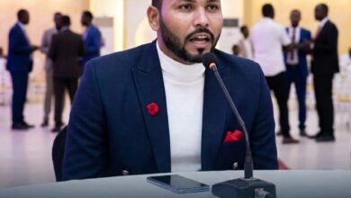 في خطوة لافتة تعكس تحولات داخل البنية الإعلامية لاتحاد شباب السودان، أصدر رئيس الاتحاد د. علي الهادي بابكر القرار الإداري رقم (21) لسنة 2026، والذي قضى بتكليف الرائد (م) سرالختم صلاح هارون السالمابي بمهام جديدة تجمع بين التأثير الإعلامي والإدارة التنفيذية.